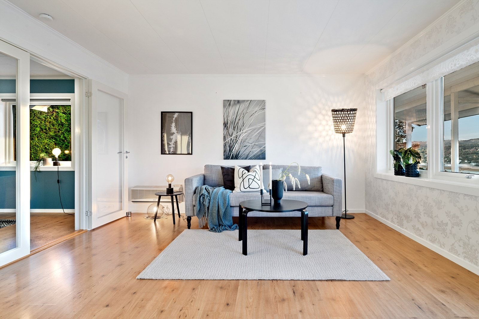 Stuen har fine vindusflater med nydelig utsikt. Galleribilde