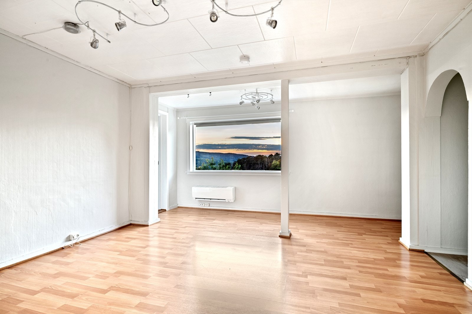 Stue i underetasje med stort vindu og flott fjordutsikt. Galleribilde