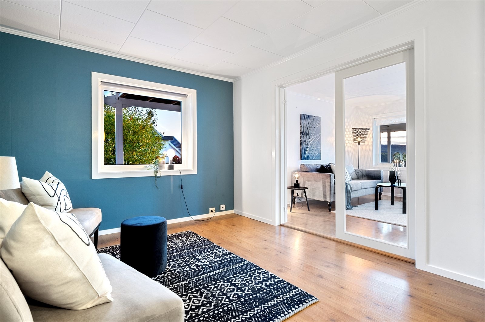 Stor stue og kjøkken med rikelig med møbleringsmuligheter. Galleribilde