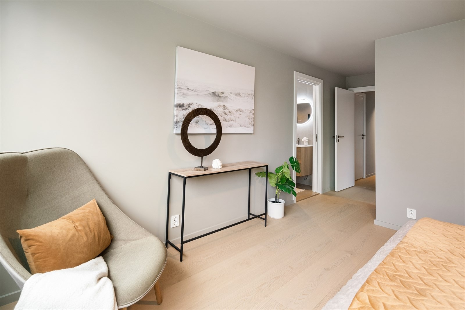 Hovedsoverommet har en-suite bad og walk-in garderobe Galleribilde