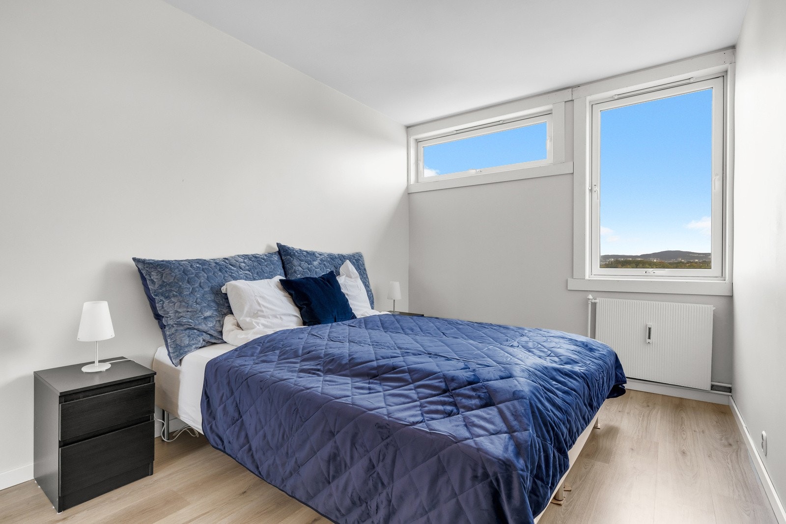 Soverom 1 med god plass til dobbeltseng Galleribilde