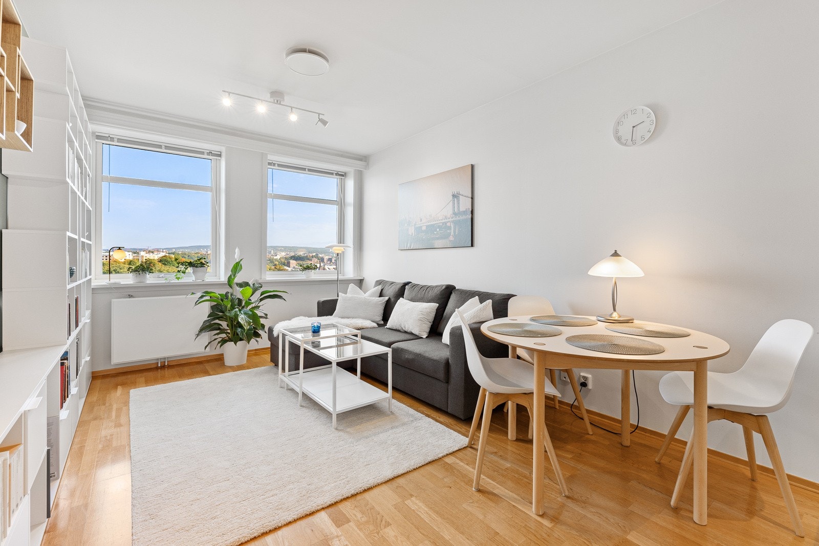 Leiligheten er beliggende høyt og fritt i 9. etasje og stuen er helt skjermet for innsyn. Galleribilde