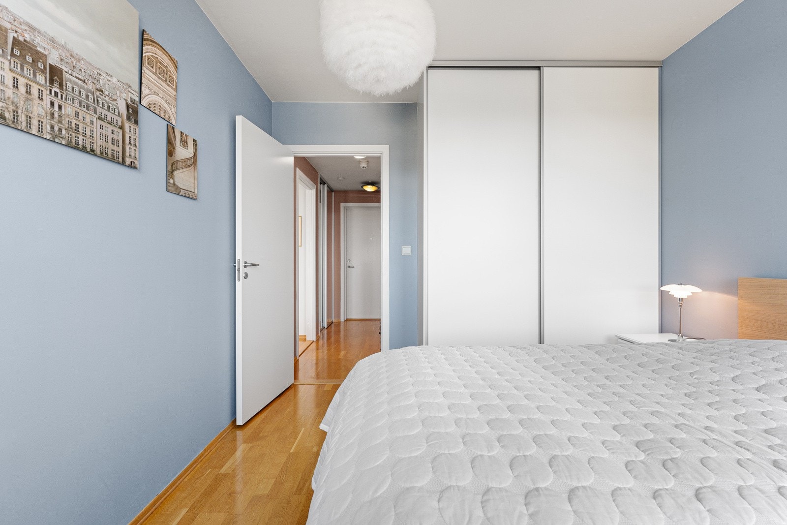 Ekstra lagringsplass finnes i skyvedørsgarderobe i entré samt i disponibel kjellerbod på ca. 2,5 kvm. Galleribilde