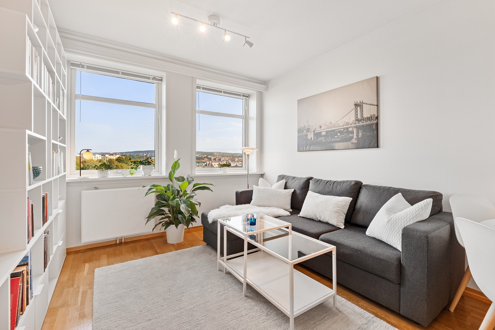 God plass til stor salong med tilhørende møblement og nydelig utsikt. Galleribilde