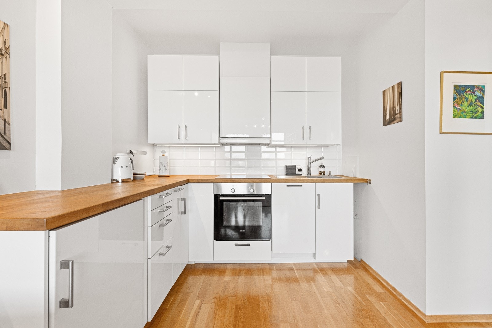 Benkeplate i heltre og benkebelysning under overskap for ekstra arbeidslys. Galleribilde