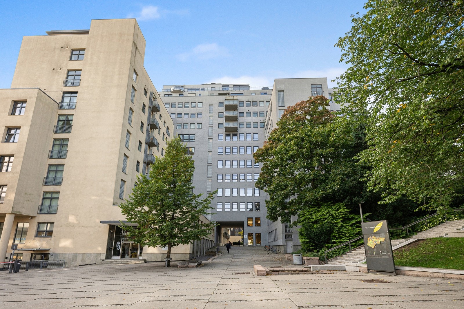 Eiendommen ligger i et meget sentralt og populært boligområde i Pilestredet Park, på St. Hanshaugen. Galleribilde