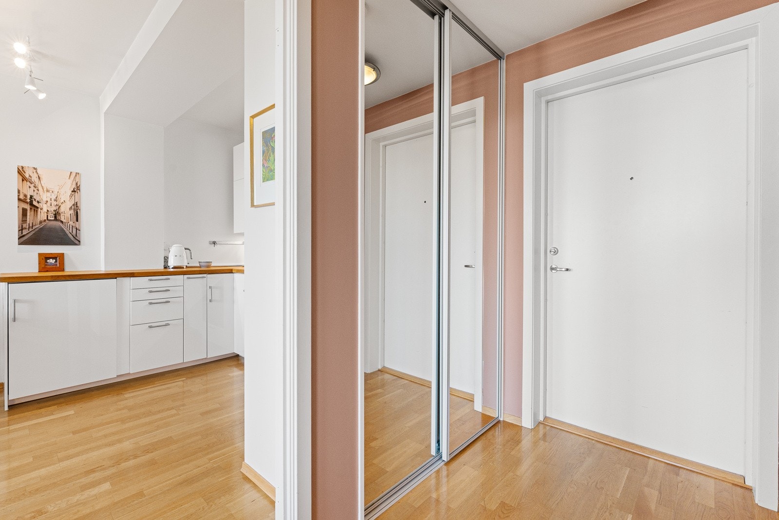 Det er heis fra bakkeplan og til leilighetsetasje. Galleribilde