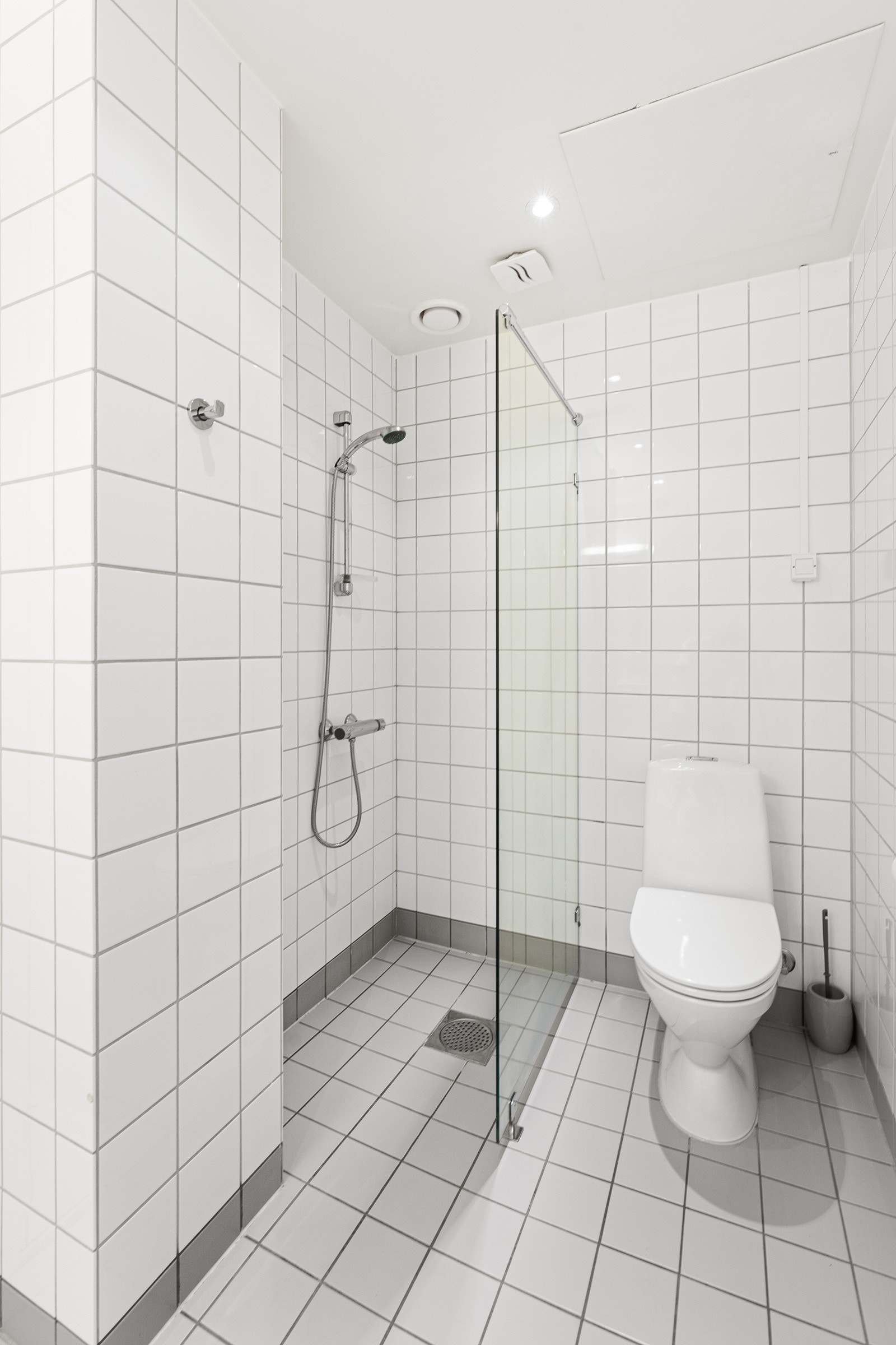 Utstyrt med romslig dusjhjørne med glassvegg og håndholdt dusj samt gulvstående toalett. Galleribilde