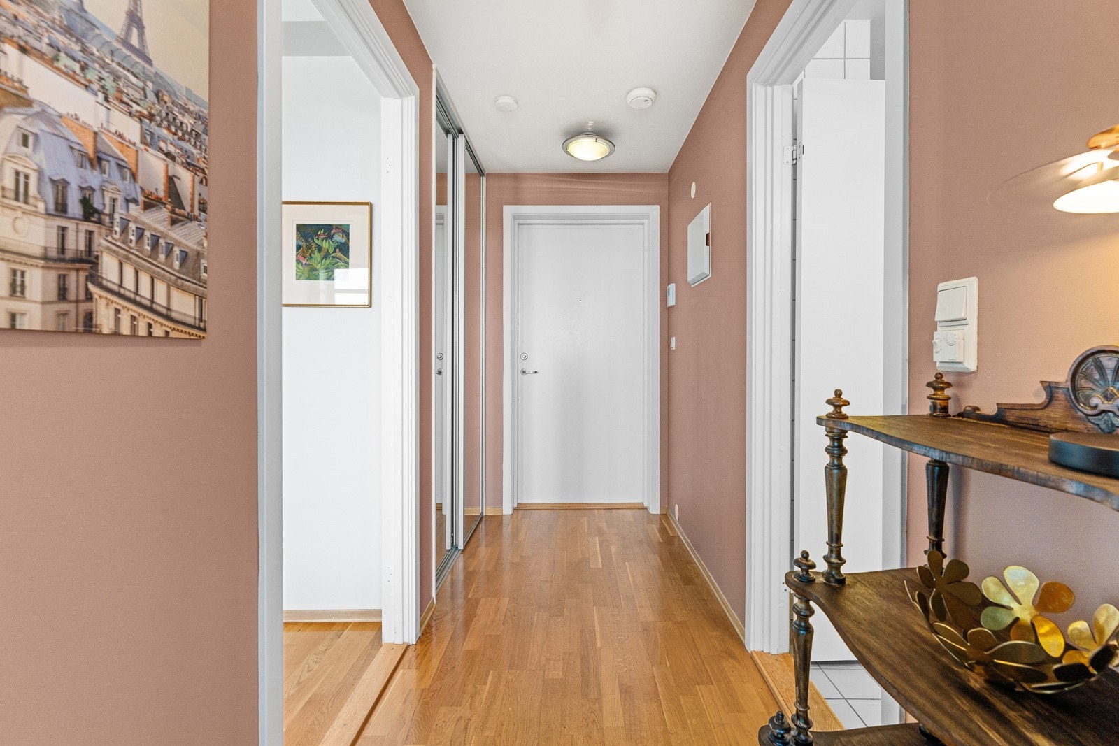 Innbydende entré som sørger for et godt førsteinntrykk av boligen. Galleribilde