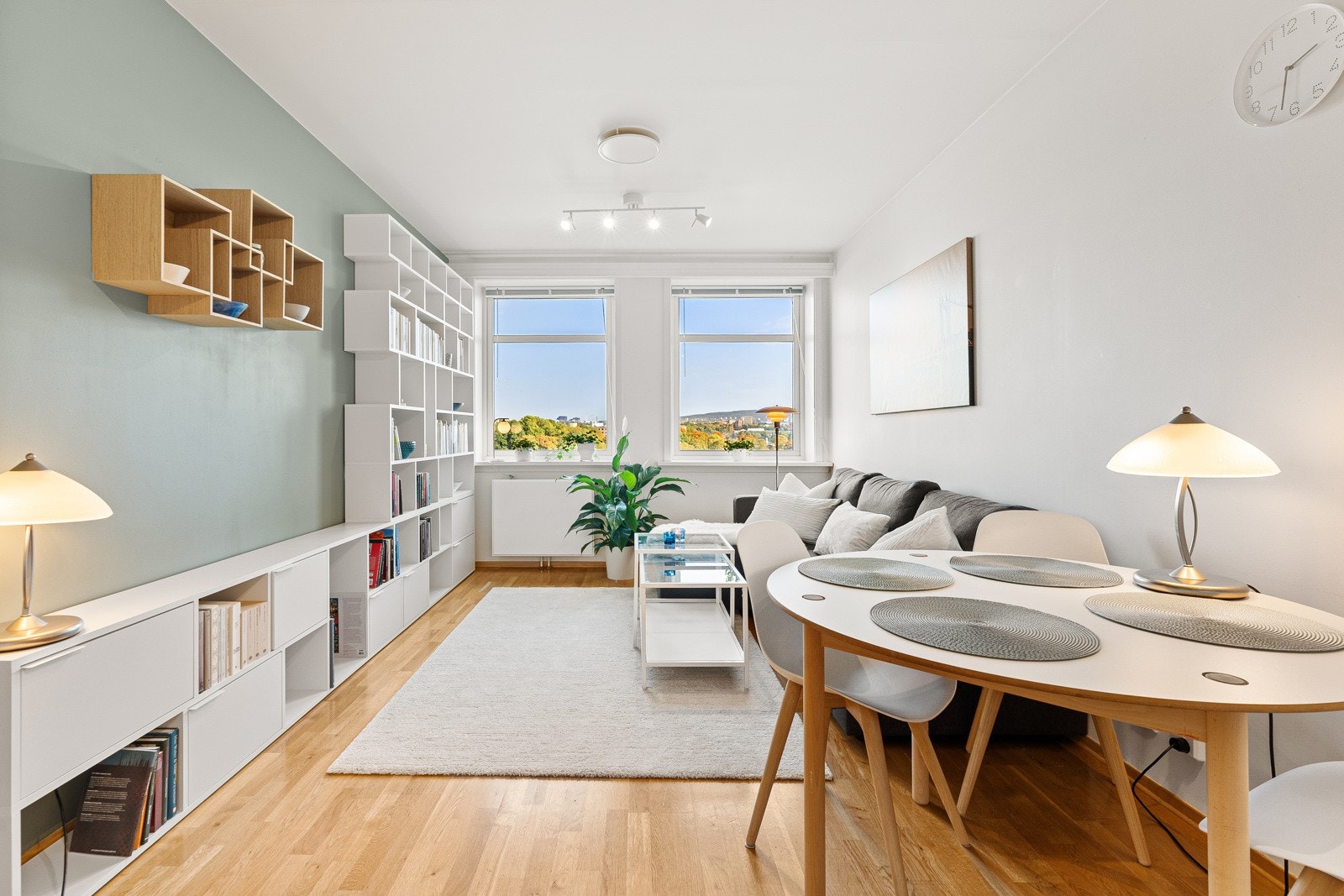 Lys og luftig stue med store vindusflater for rikelig med naturlig lysinnslipp. Galleribilde