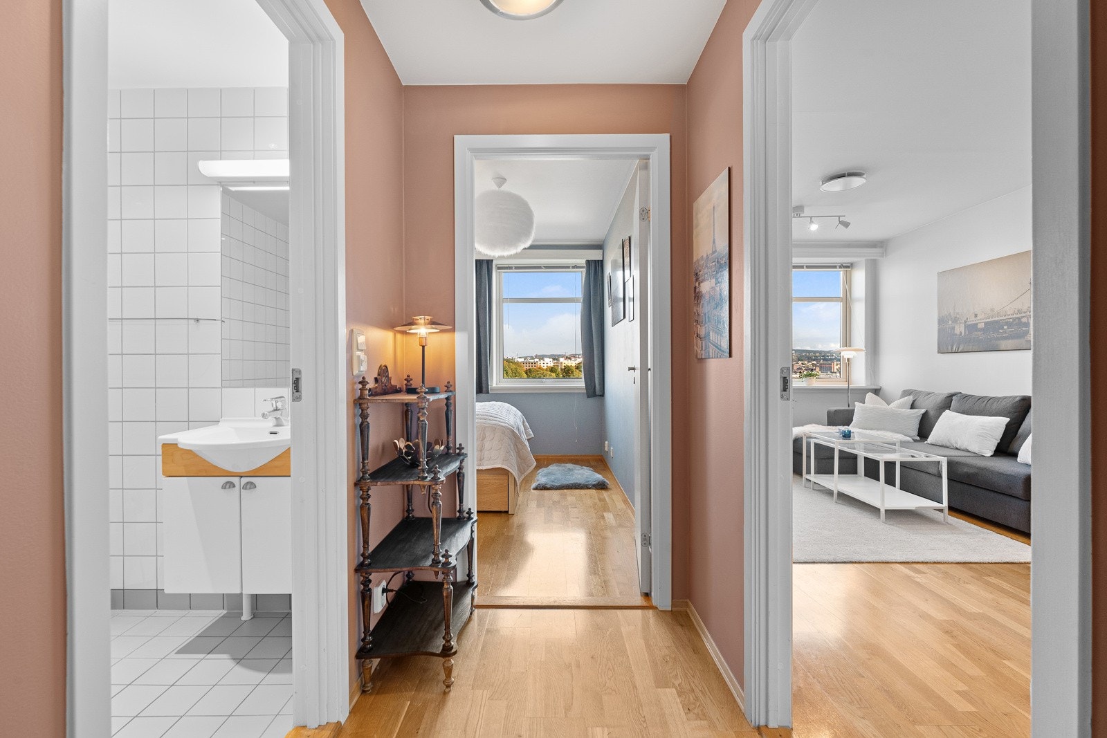 Fra entreen er det direkte adkomst til samtlige rom i boligen. Galleribilde