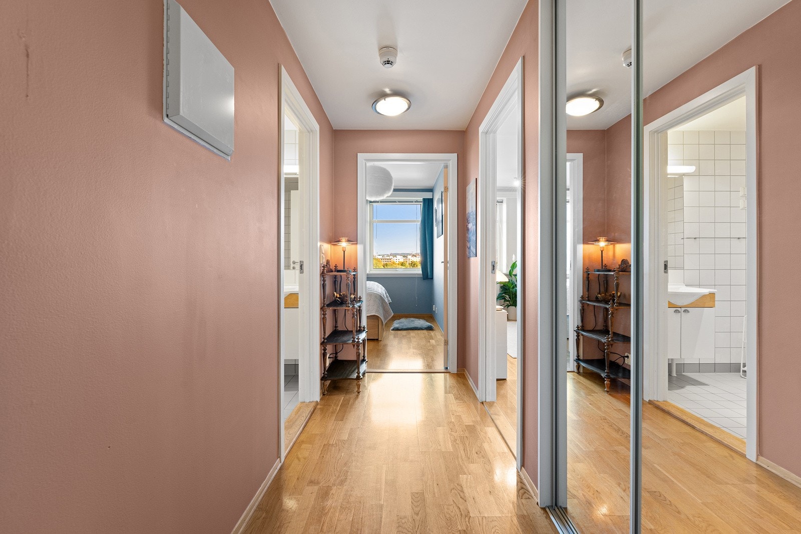 Godt med lagringsplass i romslig skyvedørsgarderobe. Galleribilde