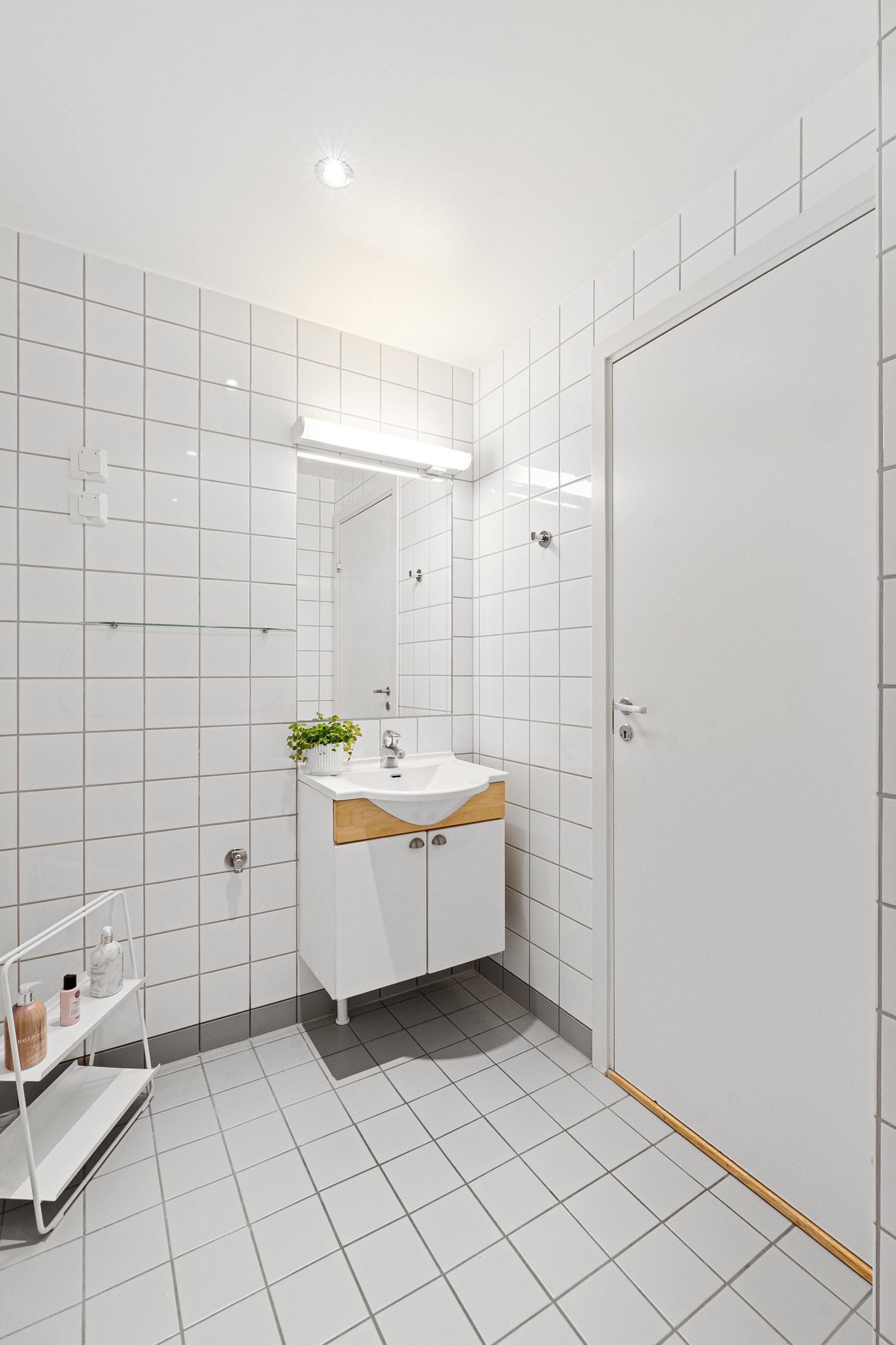 Heldekkende servant på skapseksjon og ettgreps blandebatteri. Galleribilde