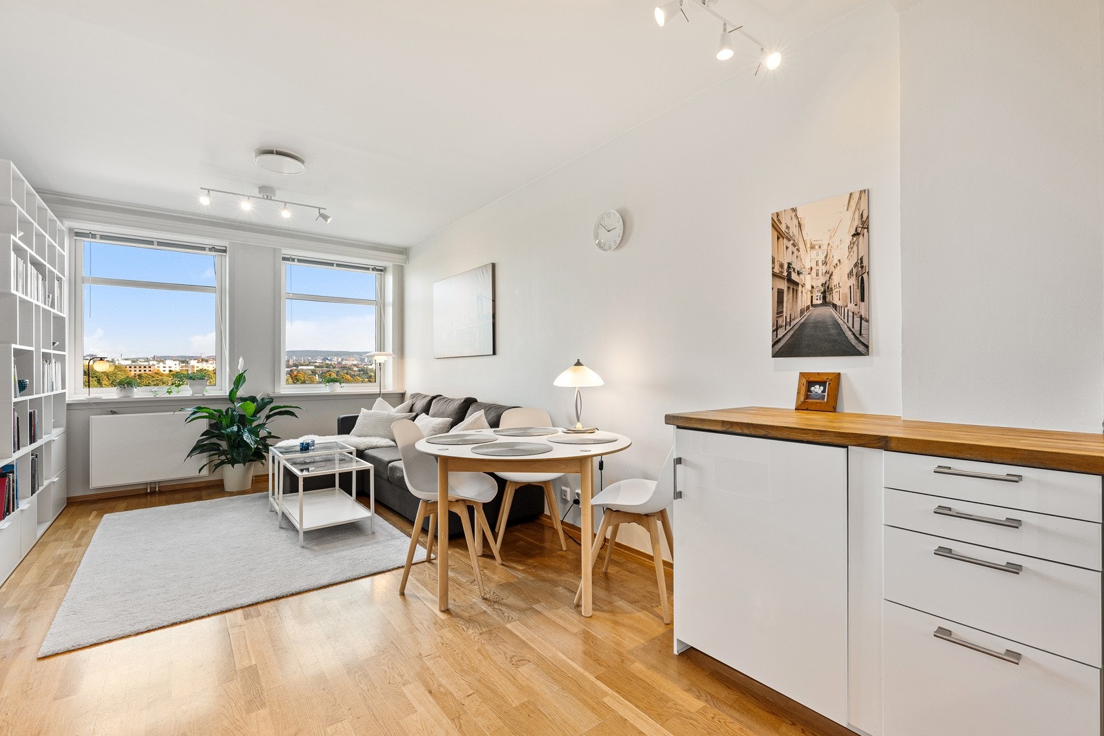 Fin plass til spisebord i overgangen mellom kjøkken og stue. Galleribilde