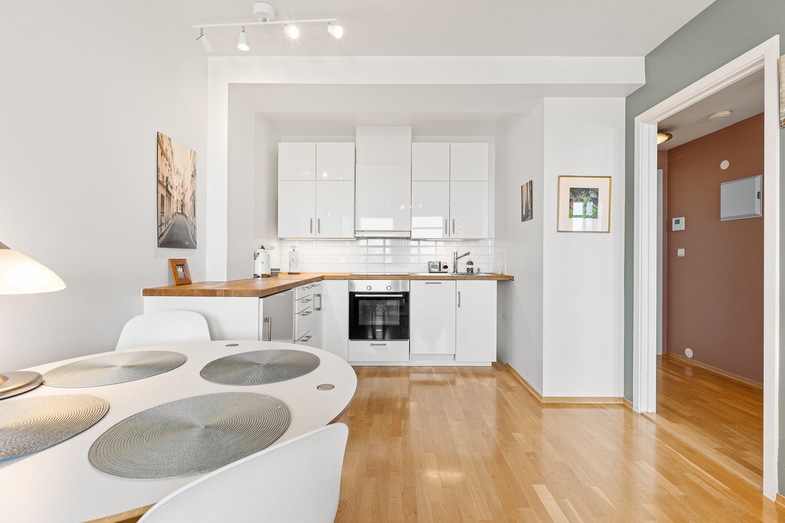 Integrerte hvitevarer som platetopp, komfyr, kjøleskap og oppvaskmaskin. Galleribilde