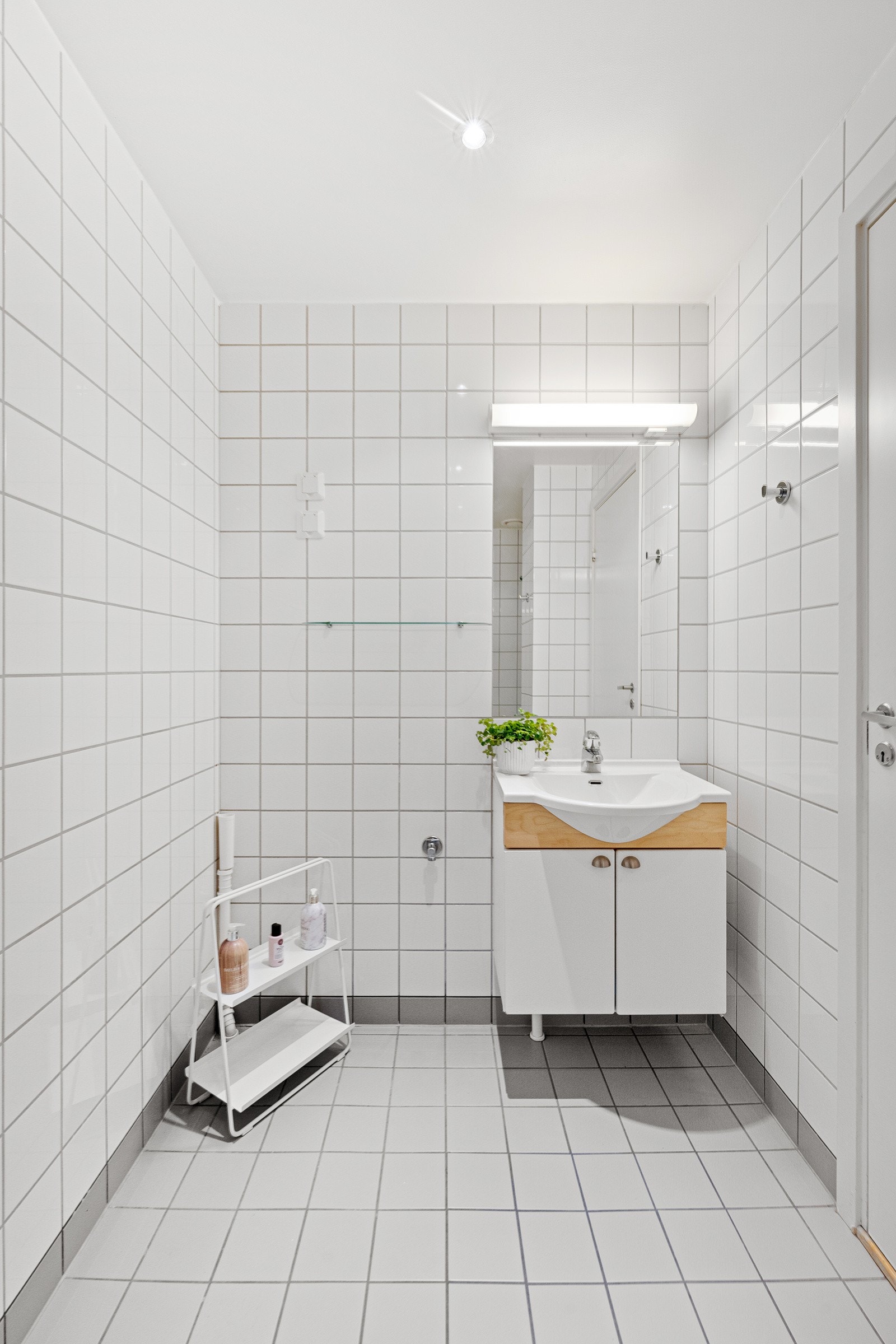 Opplegg for vaskemaskin i hjørnet. Galleribilde