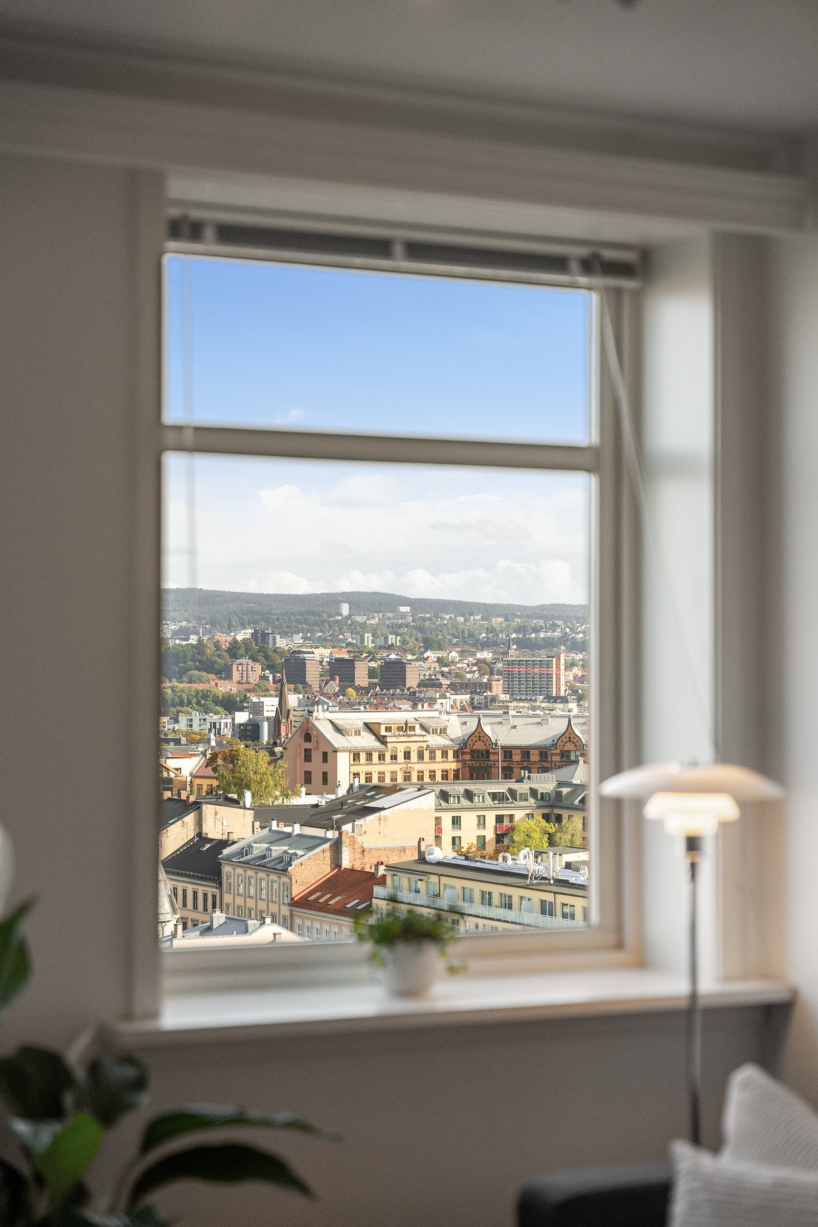 Stuen er helt skjermet for innsyn og har godt med naturlig lysinnslipp. Galleribilde