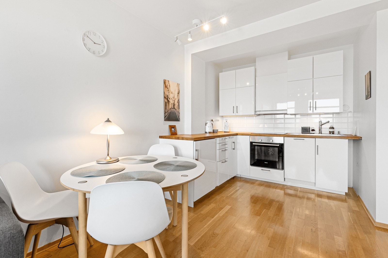 Moderne kjøkken med integrerte hvitevarer. Galleribilde