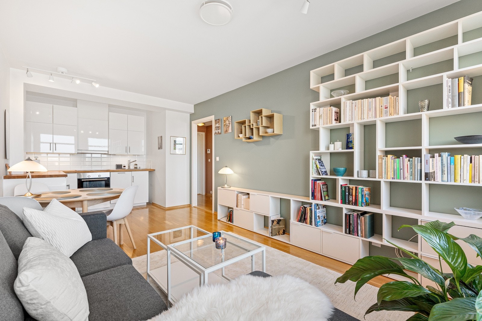 Takhøyden er på 2,51 meter og det er trestavs parkett. Galleribilde