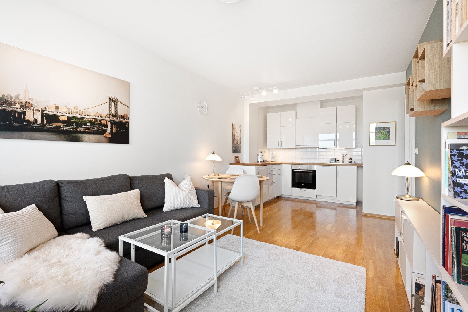 Stue og kjøkken ligger i særs velfungerende, åpen løsning og utgjør selve hjertet i boligen. Galleribilde