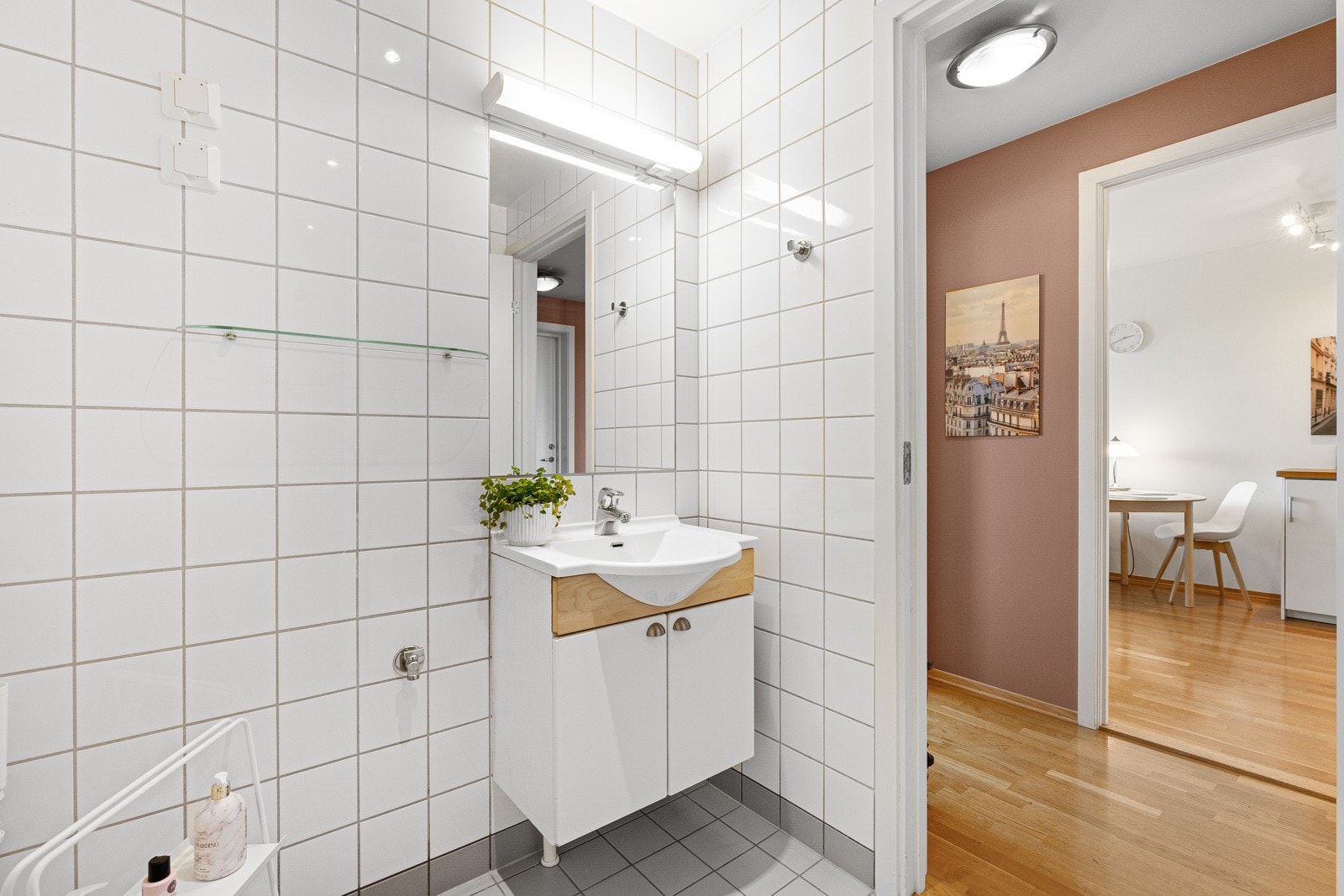 Baderommet har en praktisk adkomst fra entreen og har behagelig gulvvarme og downlights i himling. Galleribilde