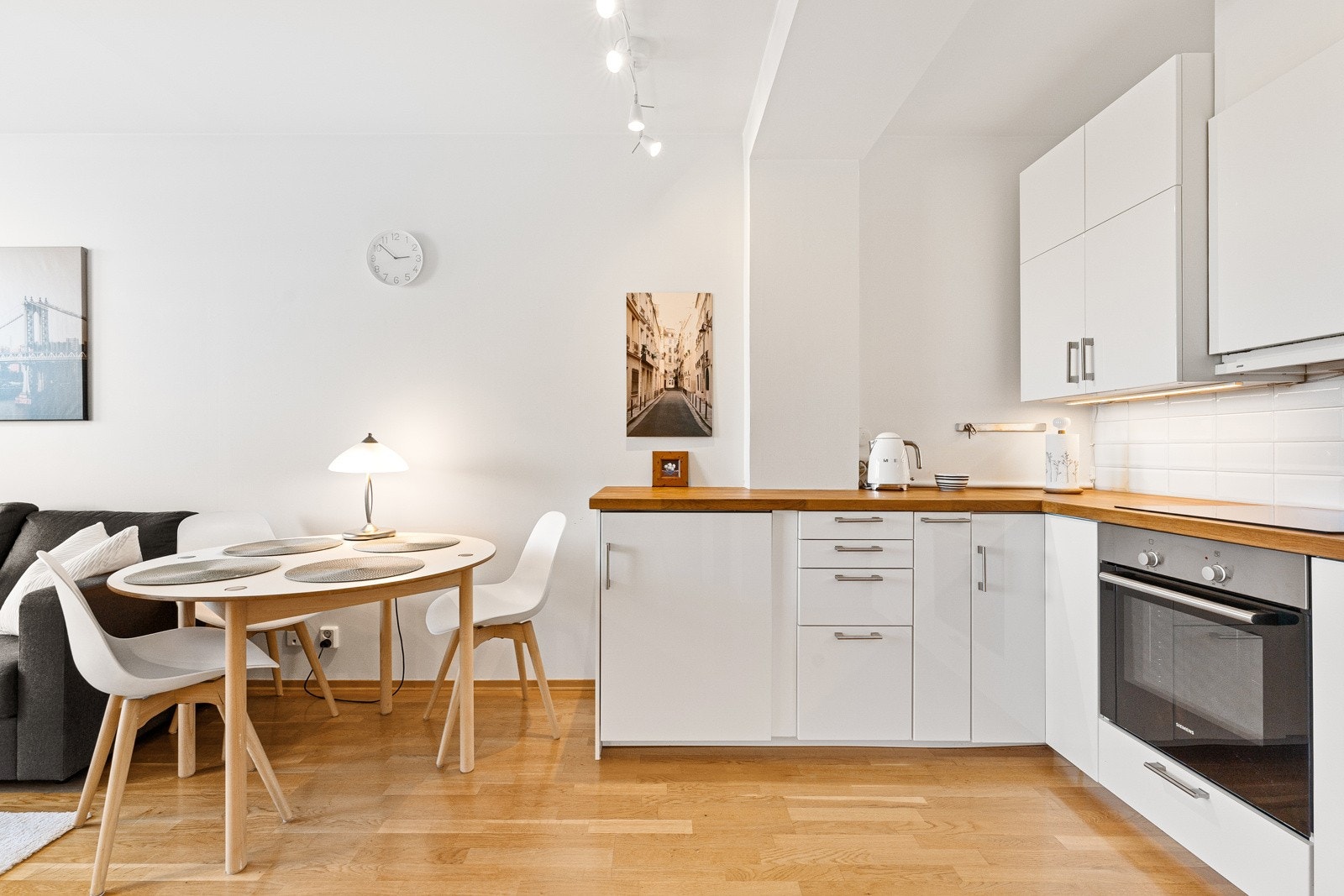 Ventilator tilkoblet fellesanlegg og oppvaskkum i stål med ettgreps blandebatteri. Galleribilde