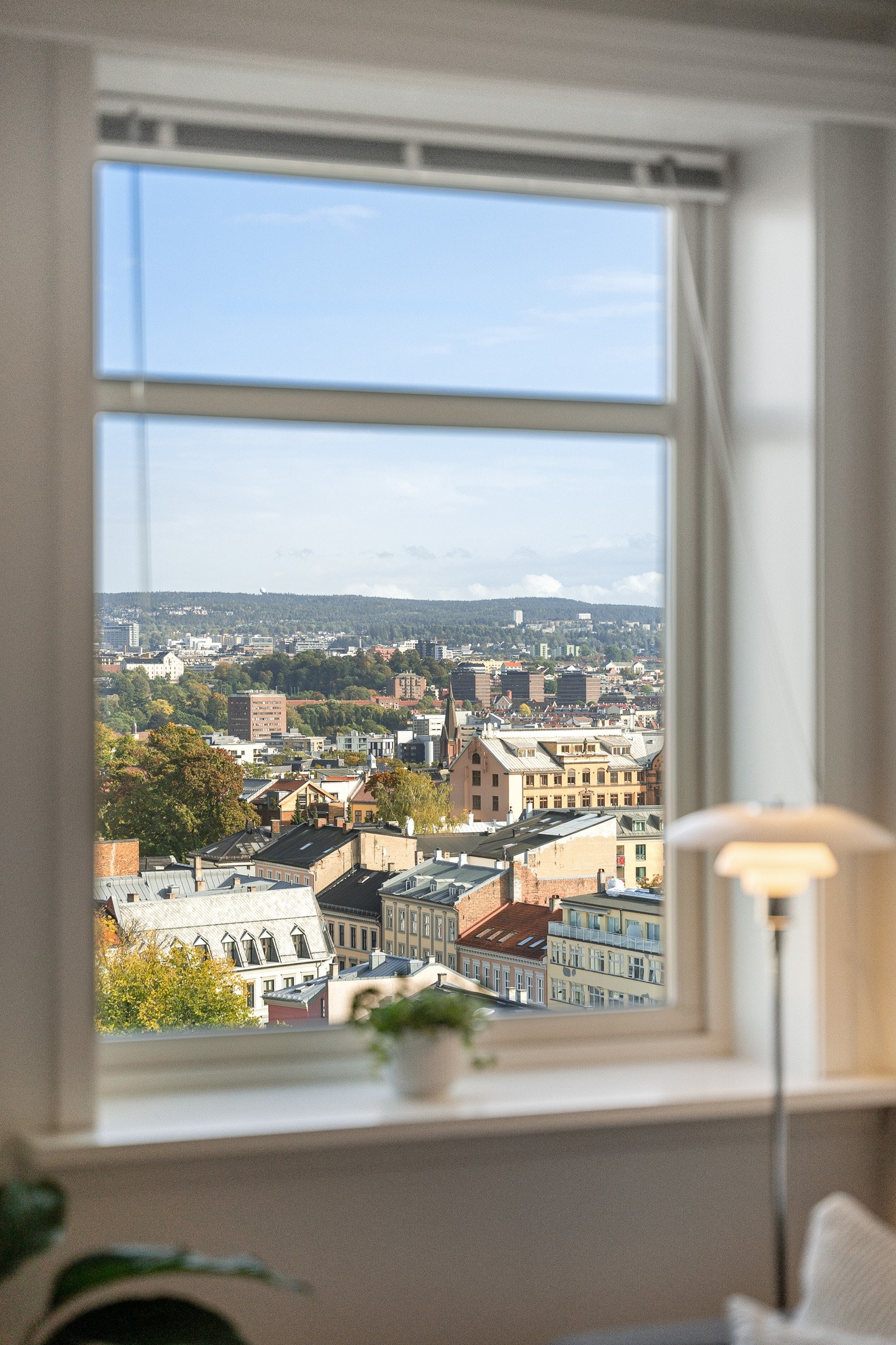 Luftig utsikt over Oslo by - Leiligheten er beliggende i byggets 9. etasje og har heisadkomst til leilighetsplan. Galleribilde