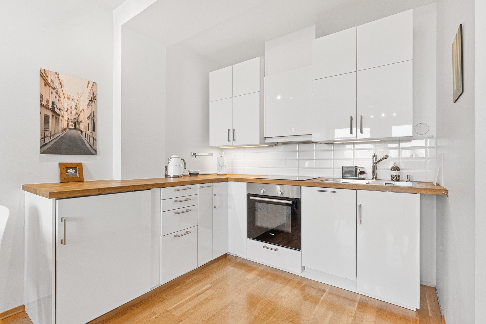 Rikelig med lagringsplass i romslig skap- og skuffeseksjoner. Galleribilde