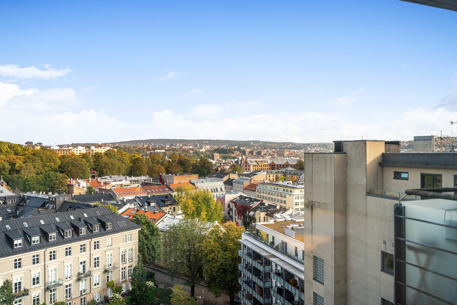 Luftig og vidstrakt utsikt over Oslo by fra leiligheten. Galleribilde