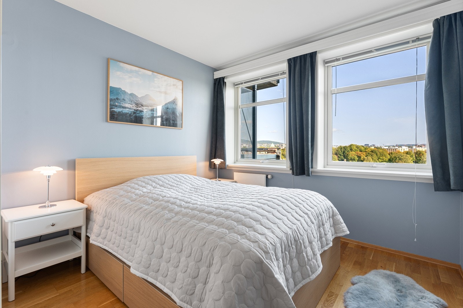 Stort og luftig soverom godt skjermet for innsyn. Galleribilde