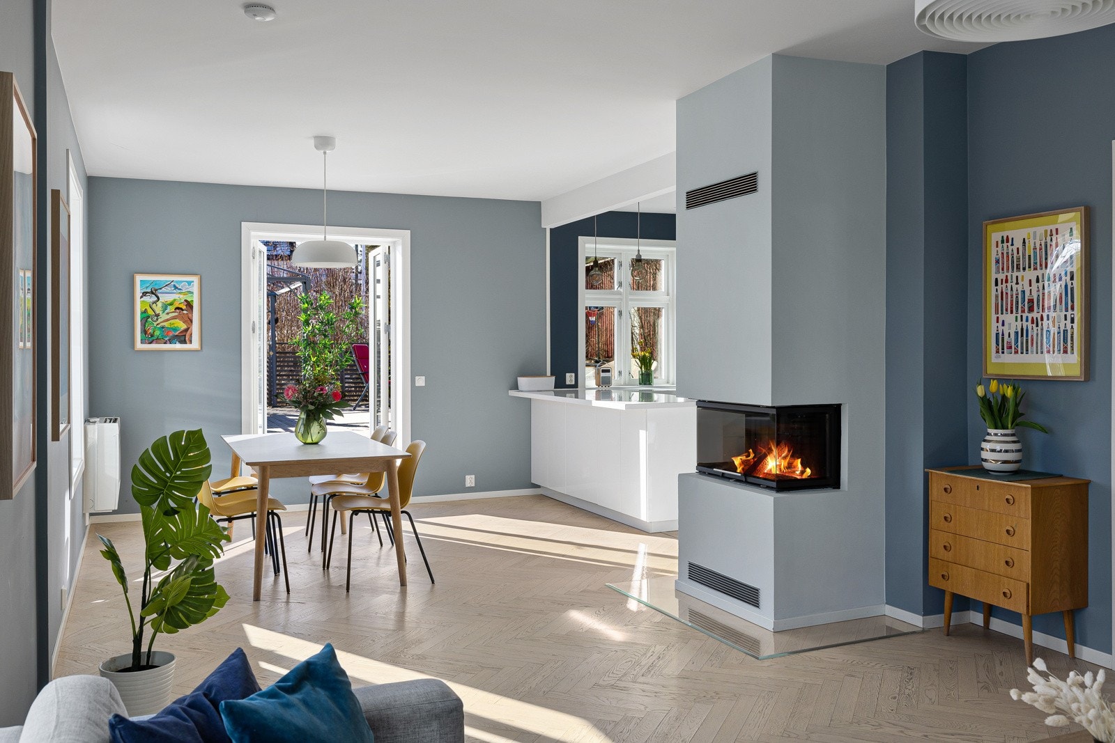 Huset er vesentlig oppgradert i 2017. Hele første etasje har fått nye gulv. I stuen en lekker fiskebeinsparkett. Galleribilde