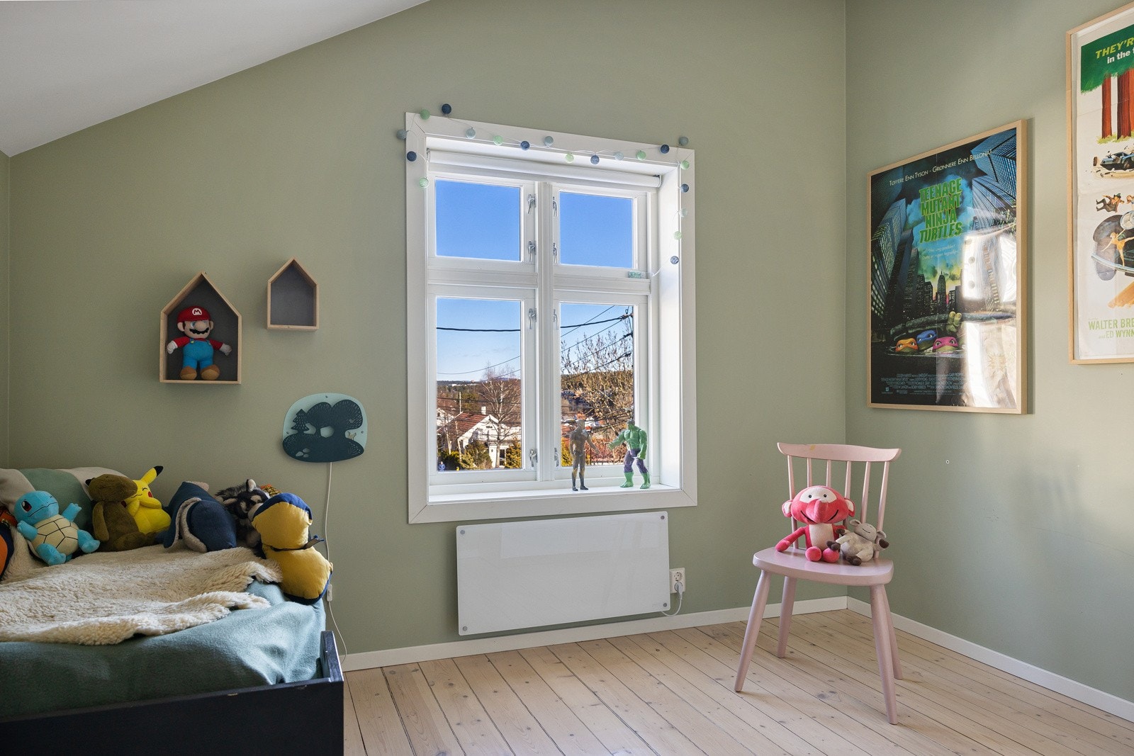 Vis-a-vis bad og hovedsoverom har vi to fine barnerom med god størrelse. Galleribilde