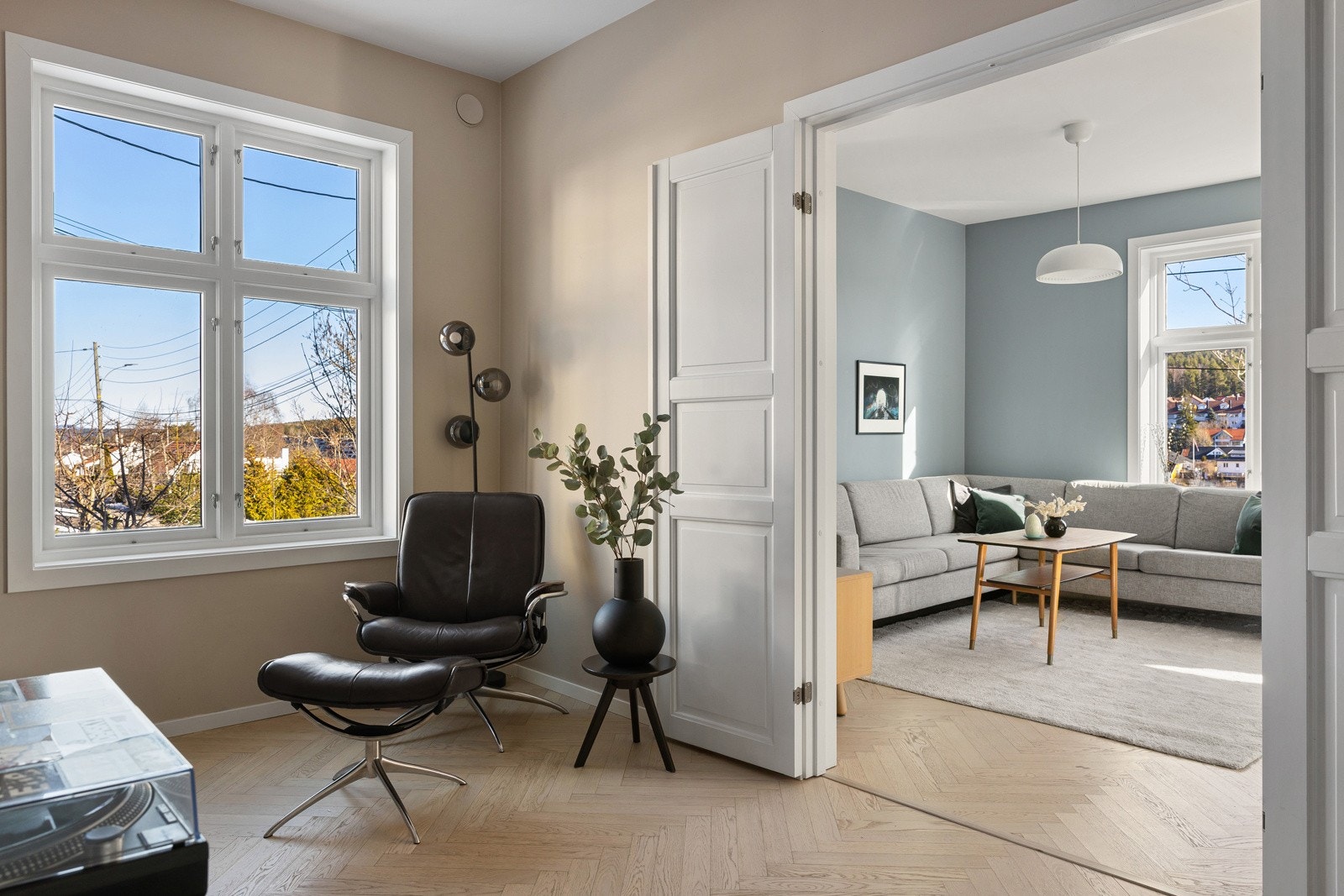 Mellom stuen og entréen finner du biblioteket. Galleribilde