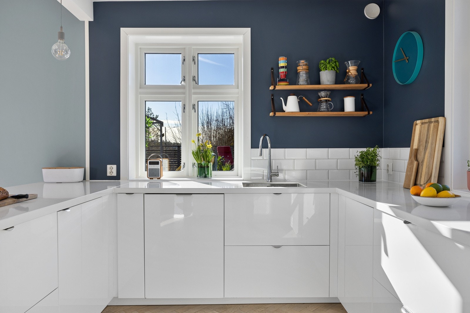 Her er det rikelig med både skap og benkplass, samt integrerte hvitevarer. Galleribilde