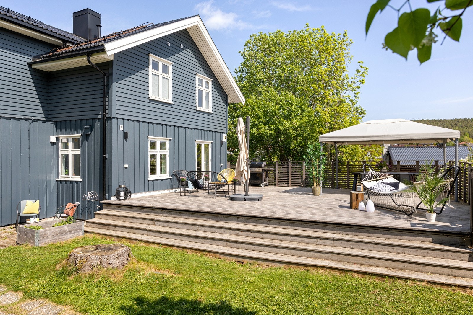 Eiendommen ligger fint og usjenert til med flotte utearealer. Galleribilde