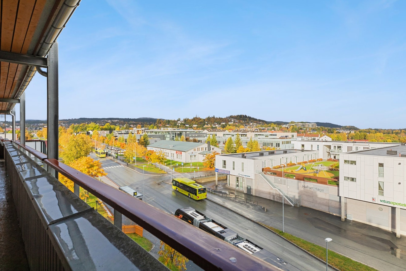 Sentral beliggenhet på Hallset med kort vei til Hallset hage, gode bussforbindelser, 3T Byåsen, dagligvare, apotek og legesenter. Galleribilde