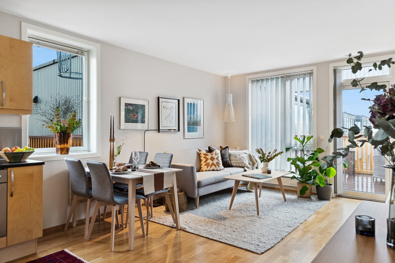 Toppetasjeleiligheten har gjennomgående god standard og stil i lyse og moderne farger, samt flott parkettgulv på stue, kjøkken og soverom. Galleribilde
