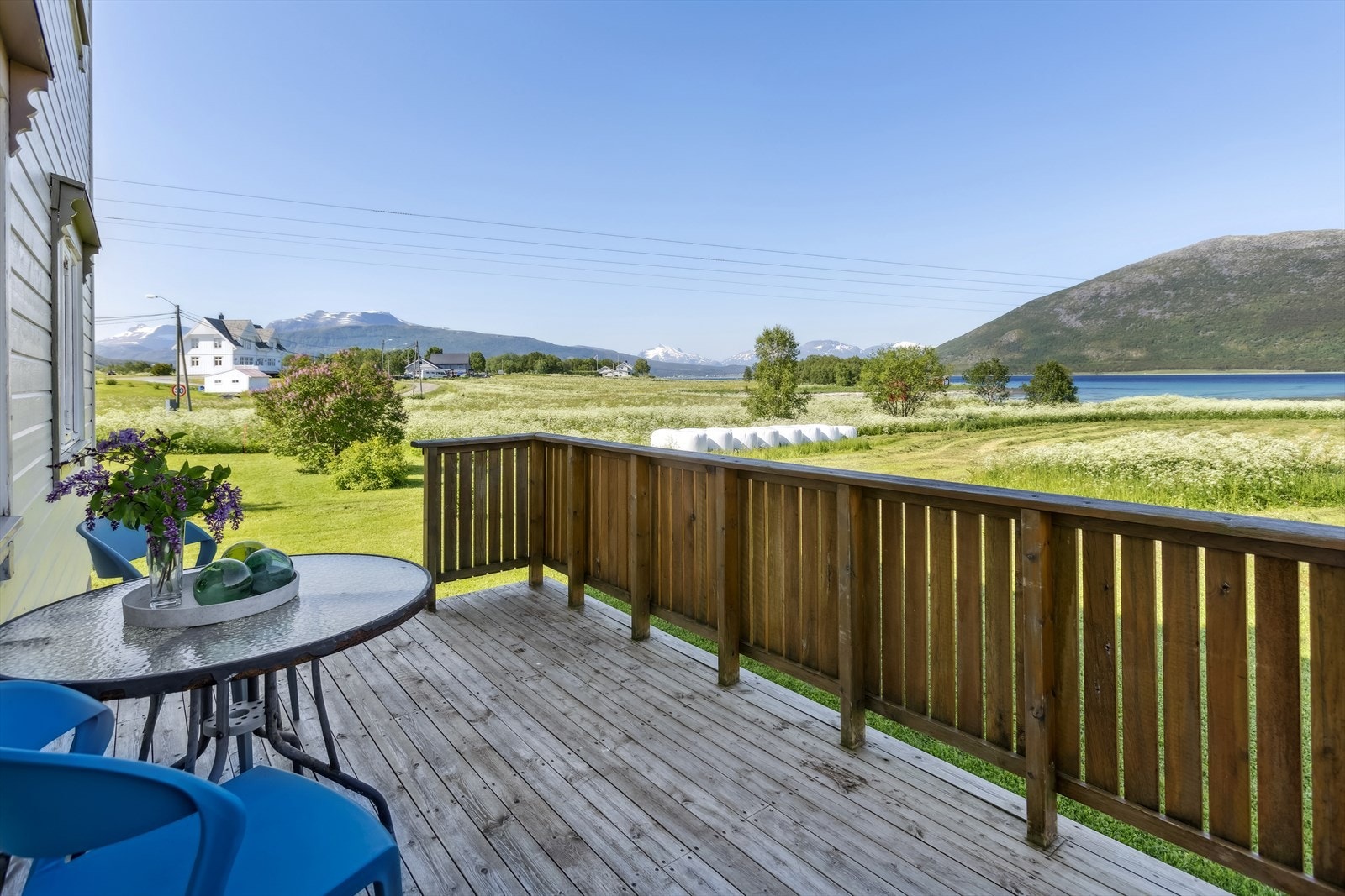 Terrasse med utsikt mot Tjeldsundet Galleribilde