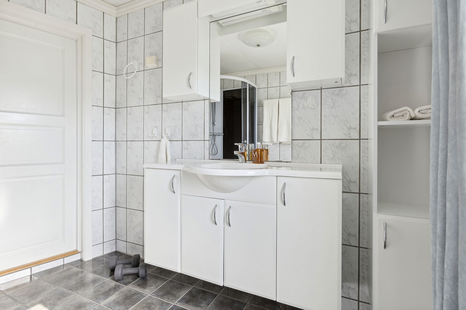 Badet er renovert i 2004, og er helfliset med varme i gulv Galleribilde