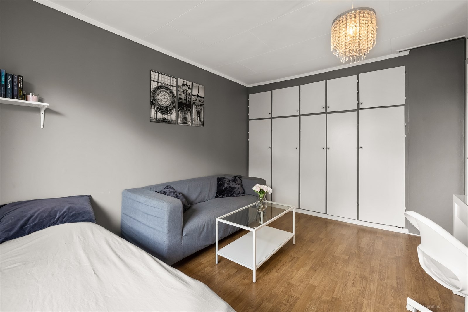 Soverom 3 er romslig med plass til sofa og innebygde skap til oppbevaring. Galleribilde