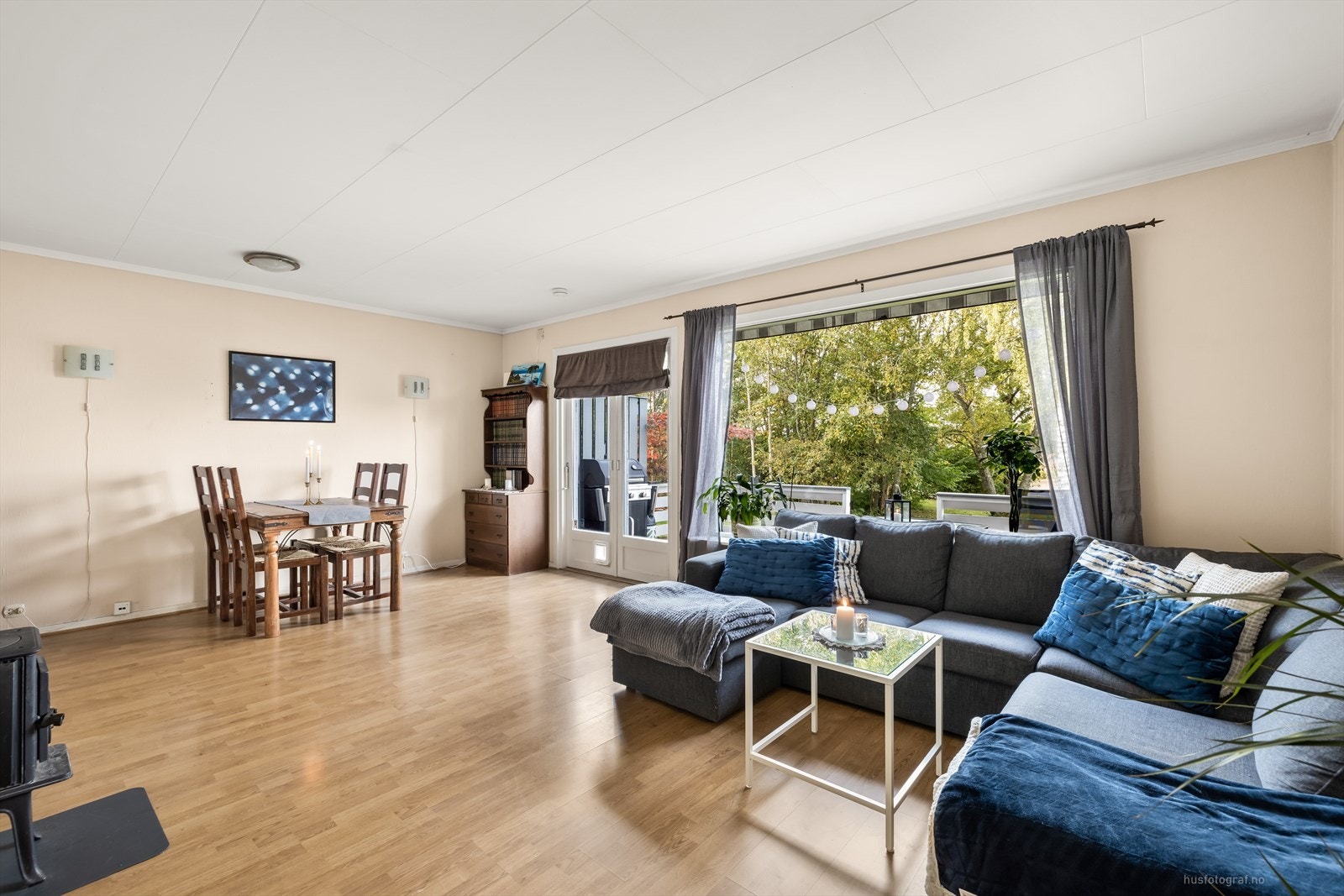 Fra stuen er det utgang til veranda. Galleribilde