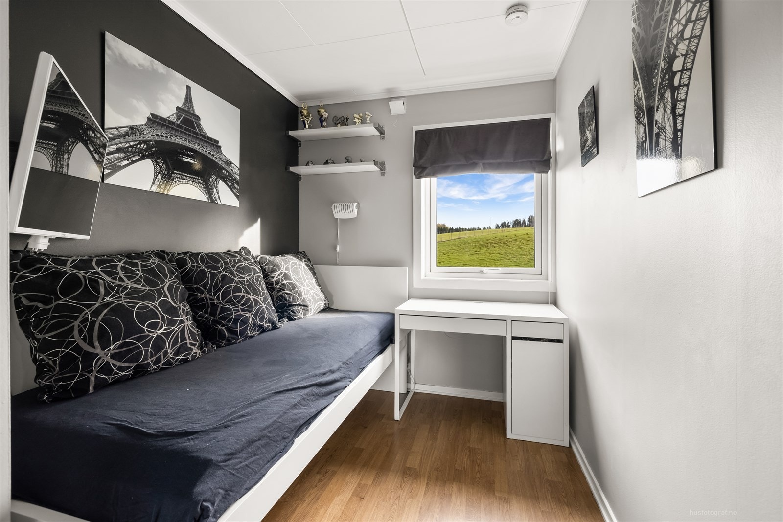 Soverom med plass til seng og pult. Galleribilde