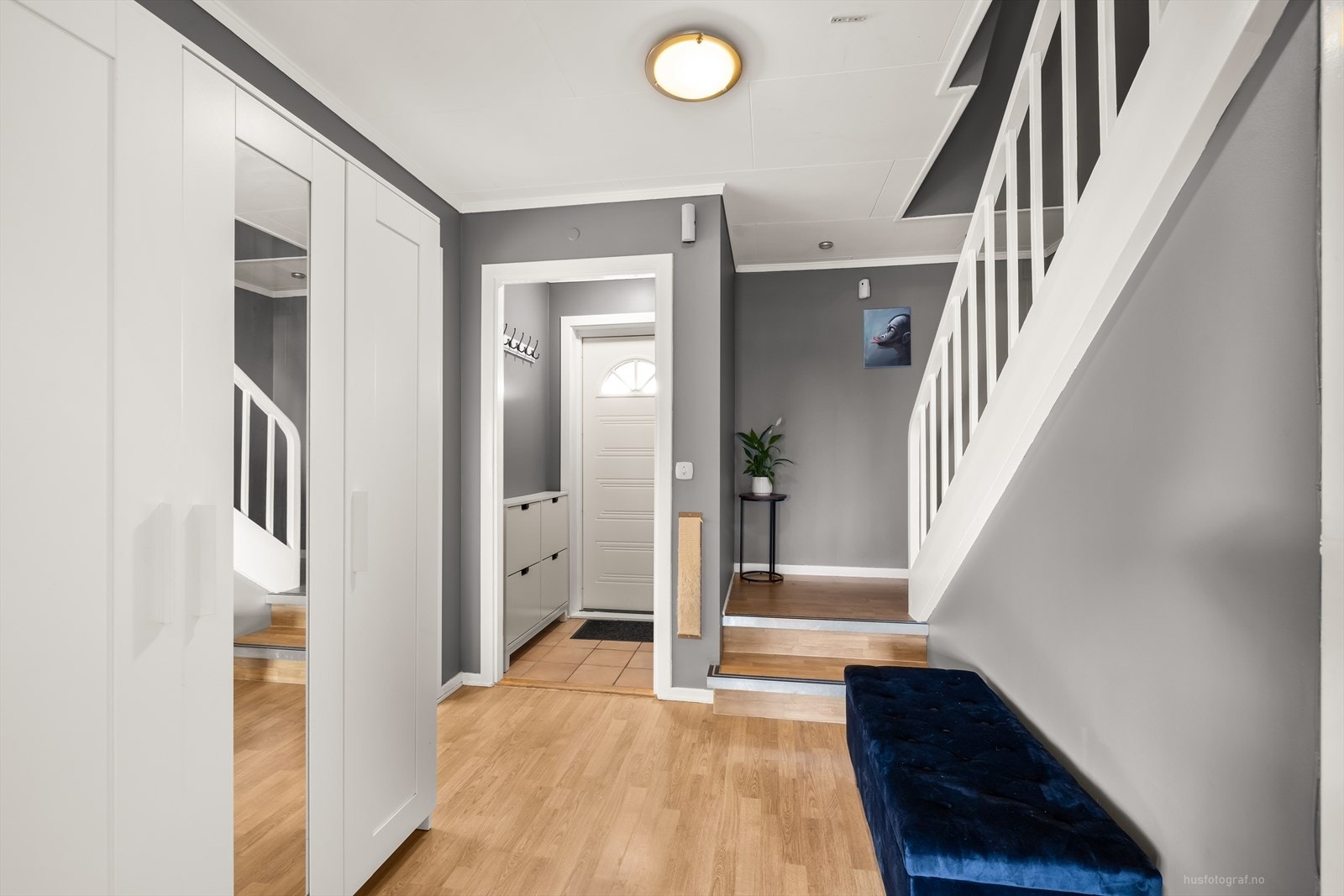 Gang med stor speilgarderobe til å henge fra yttertøy. Galleribilde