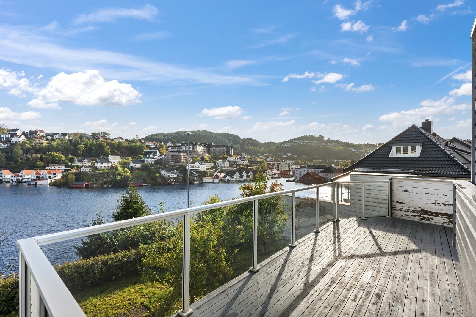 Utsikt fra platting og hagestue. Galleribilde