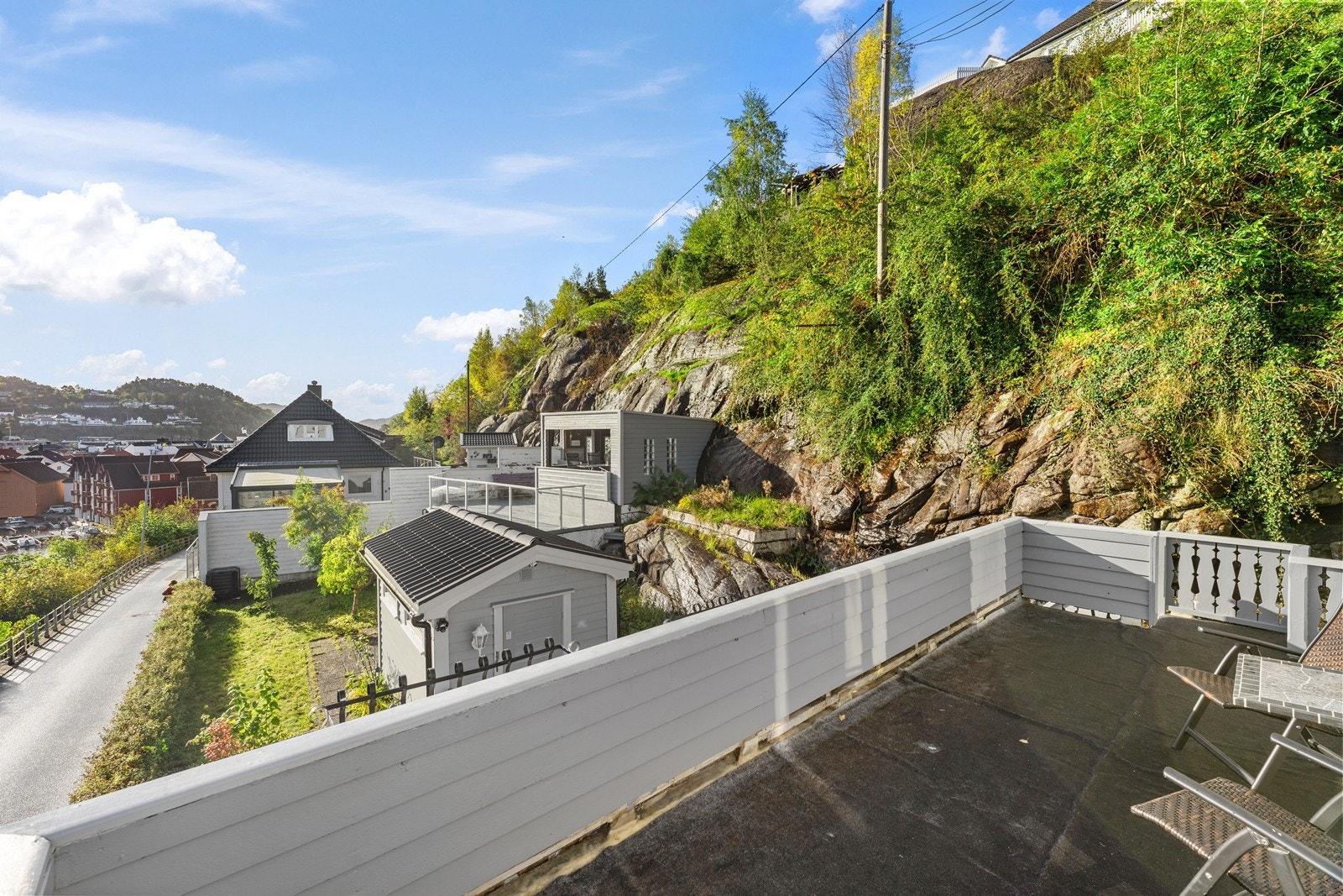 Tomten er pent opparbeidet med plen, og platting med hagestue. Galleribilde