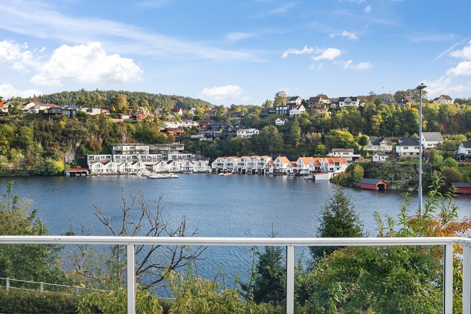 Utsikt fra hagestue. Galleribilde