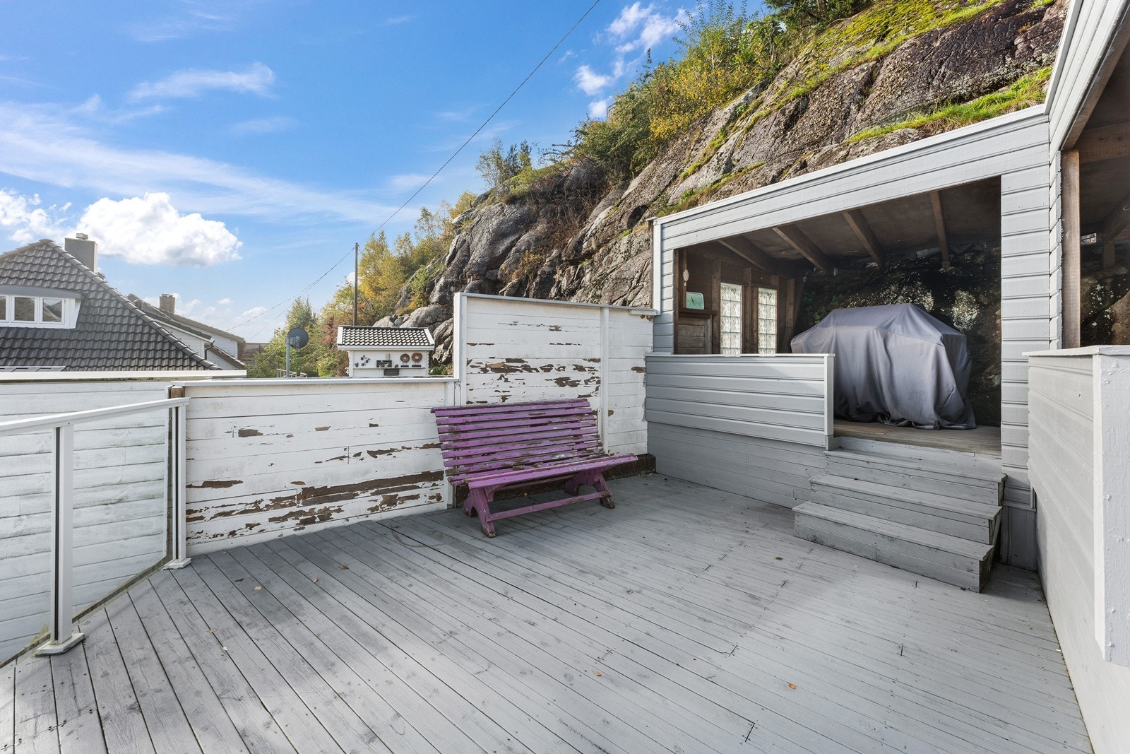Lunt uteområde med vegger rundt. Galleribilde