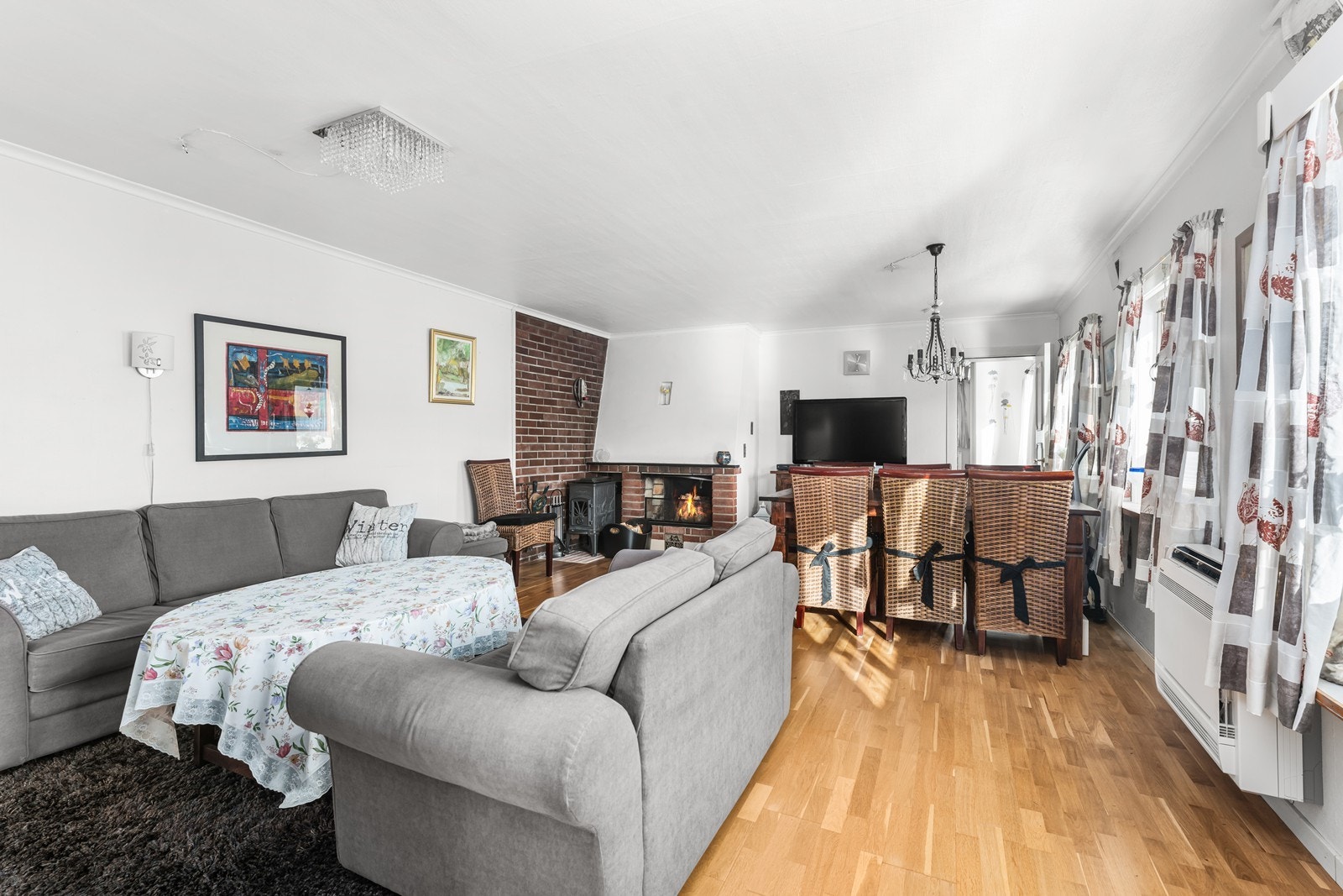 Videre kommer man inn til stuen. Her er god plass til både sofagruppe og spisegruppe. Galleribilde