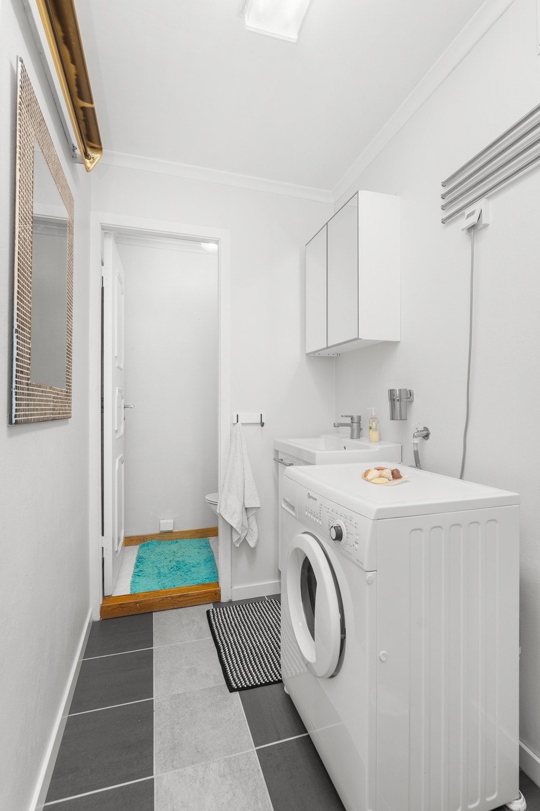 Eget toalettrom innenfor badet. Galleribilde