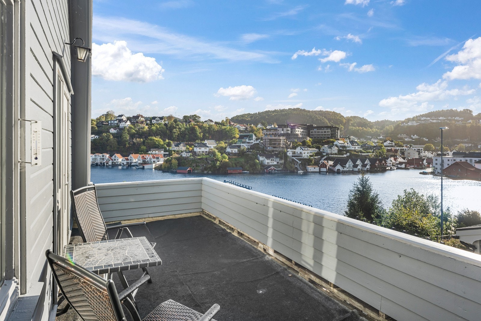 Her er nydelig utsikt uover fjorden. Galleribilde